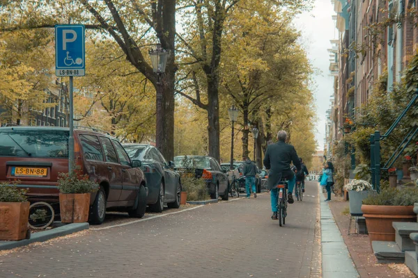 Městské centrum Amsterdam s motorkáři — Stock fotografie