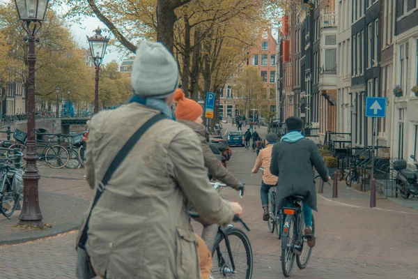 Motorkáři v amsterdamském městském centru — Stock fotografie