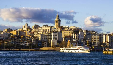 Galata Kulesi, Istanbul Türkiye Mart 2019, mavi gökyüzü ve bulutlar, Cityscape, bahar zamanı