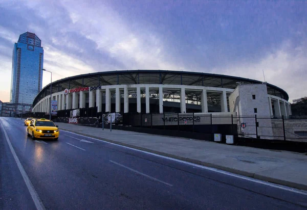 Estambul, Besiktas / Turquía 07.04.2019: El equipo de fútbol turco Besiktas JK Stadium Evening View, Vodafone Arena y Suzer Plaza — Foto de Stock