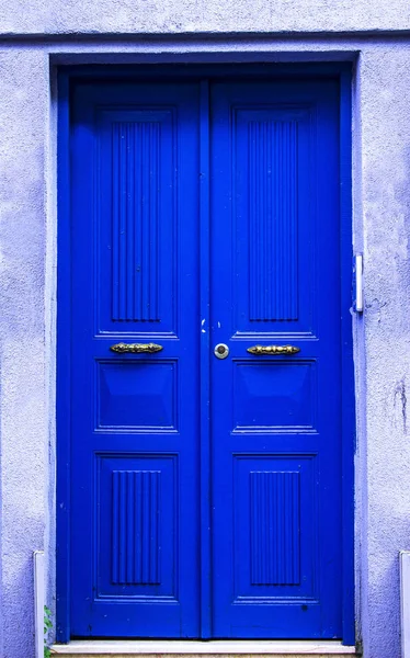 Блакитні старі двері в Стамбулі Балат — стокове фото