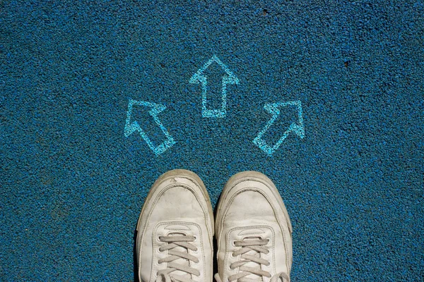Yeni yaşam kavramı, spor ayakkabı ve kelime Row yürüyüş yolu zemin üzerine yazılmış, 