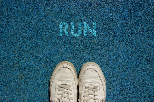 Nuevo concepto de vida, lema motivacional con la palabra RUN en el camino de la caminata —  Fotos de Stock