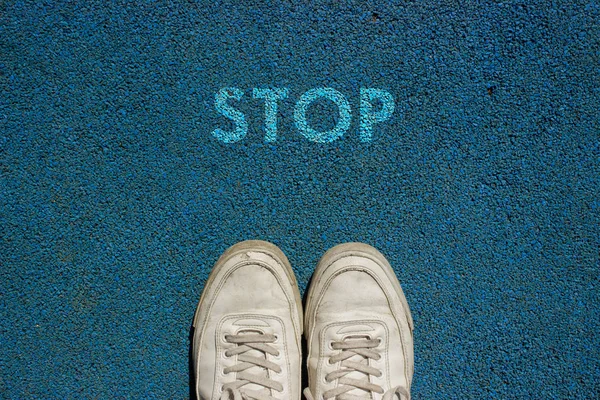 Nuevo concepto de vida, lema motivacional con la palabra STOP on the Ground of Walk Way —  Fotos de Stock