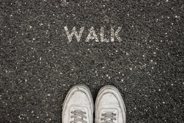 Nuevo concepto de vida, lema motivacional con Word WALK en el suelo de asfalto —  Fotos de Stock