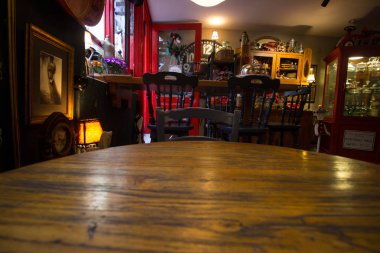 Kahve masasına görünüm, çıkış arıyorsunuz, boş sehpa Through Izleme-müşteri perspektifi