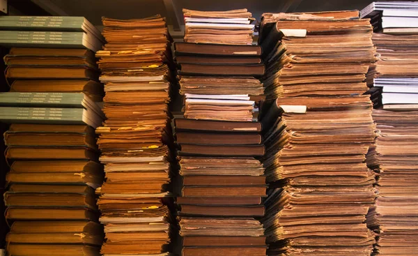 Gamla antika böcker på bok hylla, bok hylla bakgrund, stack av gamla böcker och papper — Stockfoto