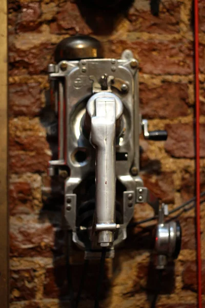 Antika telefon, kullanılan Vintage telefon 1950 ' lerden, parlak krom malzeme.