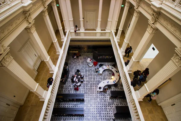 İstanbul, Karaköy / Türkiye 16.4.2019: Salt Galata Top View, Kütüphane Görünümü, Türk Öğrenciler Projeleri Üzerinde Çalışıyor.