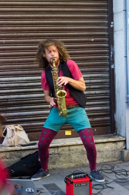 İstanbul, İstiklal Caddesi / Türkiye 9.5.2019: İstiklal Caddesi'nde Saksafon Yapan Sokak Müzisyeni