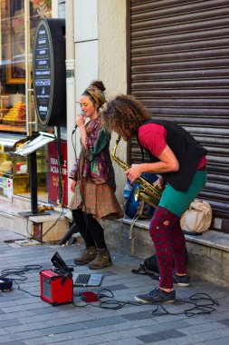 İstanbul, İstiklal Caddesi / Türkiye 9.5.2019: Sokak Müzisyenleri Gösterilerini Yapıyor, İstiklal Caddesi'nde Saksafon Sanatçısı