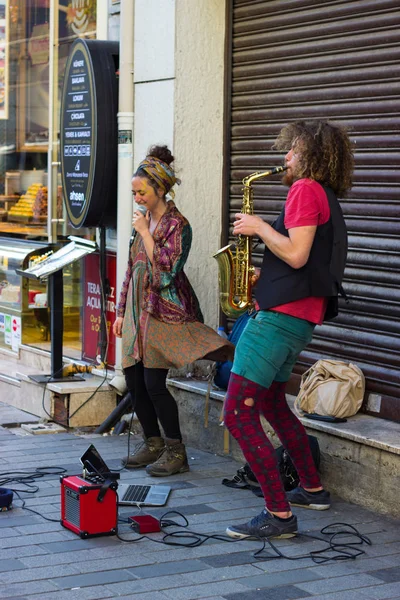 Istanbul, Istiklal Street / Tyrkiet 9.5.2019: Gademusikere, der udfører deres show, saxofonkunstner i Istiklal Street - Stock-foto