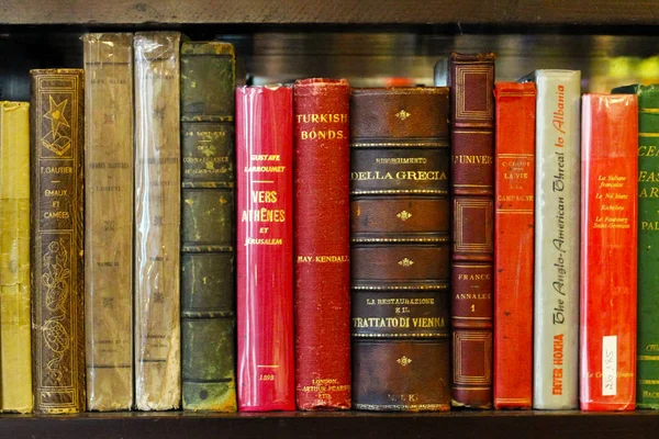 İstanbul, İstiklal Caddesi / Türkiye 15.05.2019: Antik Kitap Koleksiyonları, Kitaplık Görünümü.