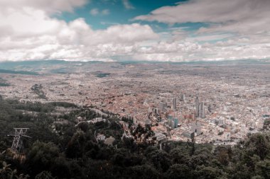 Dağdan görülen Bogota'nın havadan görünümü