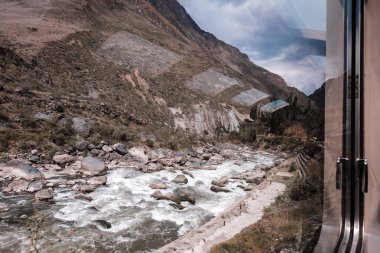 Bir tren penceresinden görülen güzel güçlü nehir