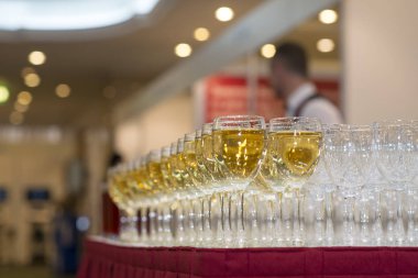 Ziyafet önce açık büfe bir tablo üzerinde şarap.