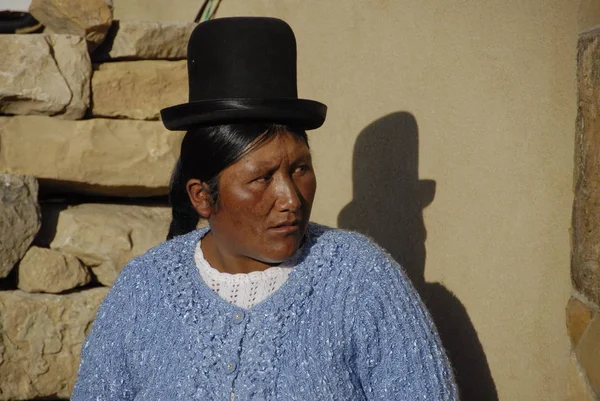 玻利维亚 2010年5月14日 不知名的艾马拉妇女观看节日 Morenada 2010年5月14日 Del 的的喀喀湖湖 玻利维亚 艾马拉妇女传统上戴圆顶帽子 — 图库照片