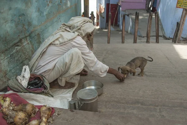 Varanasi India April 2009 Unidentified Indian Sadhu Holy Man Feeds — Stock Photo, Image