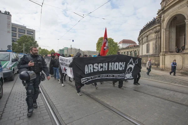 Dresden Germany October 2016 Unidentified Police Officer Escorts Far Right — Stock Photo, Image