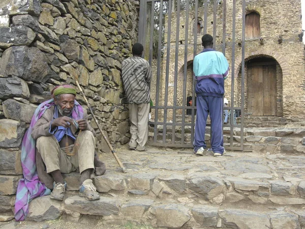 Gonder Ethiopia Março 2012 Idoso Não Identificado Senta Frente Antiga — Fotografia de Stock