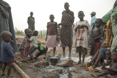 Juba, Güney Sudan, 28 Şubat 2012: Tanımlanamayan mülteciler Juba, Güney Sudan kampında zorla göç ettirilmiş kişiler için kahvaltı sabah kahve hazırlayın. Onlar sert koşullarda uzun süre kalmak.