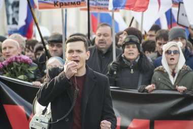 Moskova, Rusya, 27 Şubat 2016: Politikacı Ilya Yashin olan kimliği belirsiz kişiler sloganlar Moskova, Rusya Boris Nemtsov cinayet adanmış mitingde bağırmak. Nemtsov bir yıl önce öldürüldü.