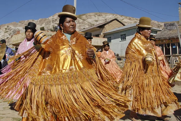 Isla Del Sol Bolivia Mayo 2010 Mujeres Aymaras Identificadas Bailan — Foto de Stock