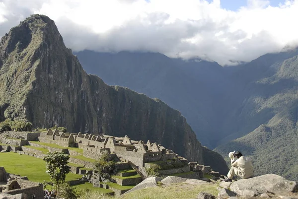 Machu Picchu Peru Maja 2010 Park Niezidentyfikowane Osłona Siedzi Kamieniu — Zdjęcie stockowe