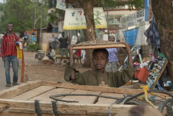 Дила Эфиопия Марта 2012 Неизвестный Молодой Уличный Торговец Несет Свой — стоковое фото
