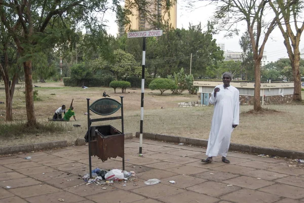 Nairobi Kenya March 2012 Unidentified Man Smokes Cigarette Smoking Zone — Stock Photo, Image
