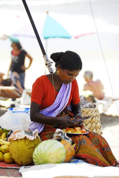 Kovalam Índia Fevereiro 2010 Mulher Indiana Prepara Salada Frutas Praia — Fotografia de Stock
