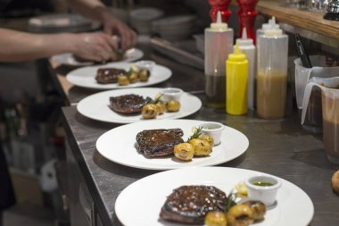 Kavrulmuş dana biftek Restoran mutfağında hazırlanıyor.