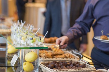 Meyve ve kek büfesi masada.