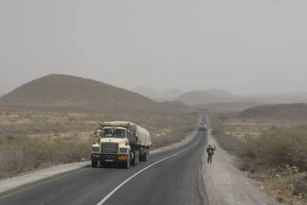 2012年3月27日 埃塞俄比亚 Harar 在埃塞俄比亚 Harar 附近的道路上 车辆被不明身份的行人满载 Harar 通过一条连接索马里和埃塞俄比亚的道路 — 图库照片
