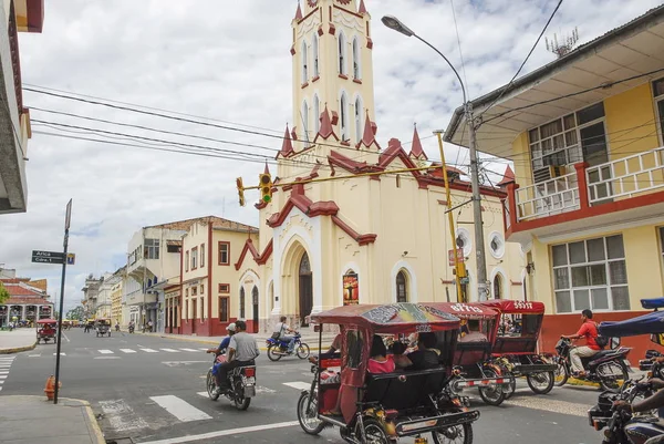 Iquitos Peru April 2010 Unidentified Motocarro Drivers Cross Plaza Armas — Stock Photo, Image