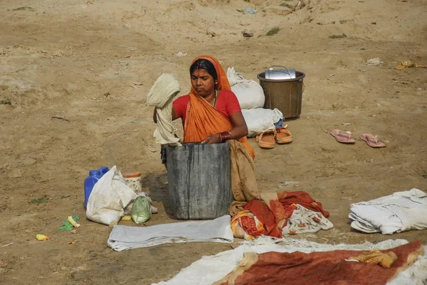 Varanasi India Abril 2009 Mulher Indiana Lava Roupas Rio Ganges — Fotografia de Stock