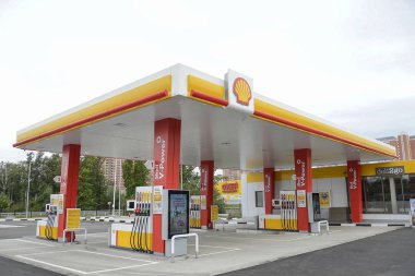 Moskova, Rusya, 7 Eylül 2016: Yeni Shell benzin istasyonu, Rusya'nın Moskova 7 Eylül 2016. Hollanda Kraliyet Shell ekonomi krize rağmen Rusya dahil olmak üzere dünya çapında her alanda entegre.