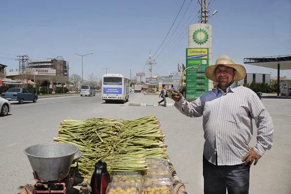 Van Τουρκία Μάιος 2011 Αγνώστων Πωλητής Πωλεί Λαχανάκια Φρέσκα Ραβέντι — Φωτογραφία Αρχείου