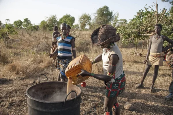 Valley Omo Ethiopia March 2012 Hamer Man Brews Traditional Beer — Stock Photo, Image