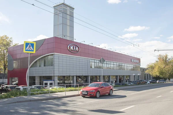 Moscow Russia September 2016 Audi Sedan Background Car Dealership Kia — Stock Photo, Image