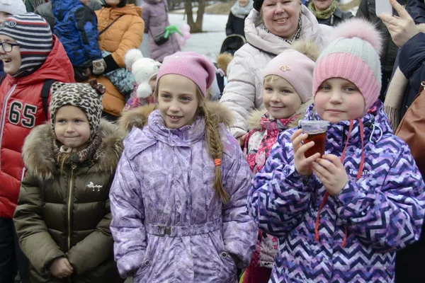 Москва Россия Марта 2016 Неизвестные Дети Смотрят Традиционный Фестиваль Масленица — стоковое фото