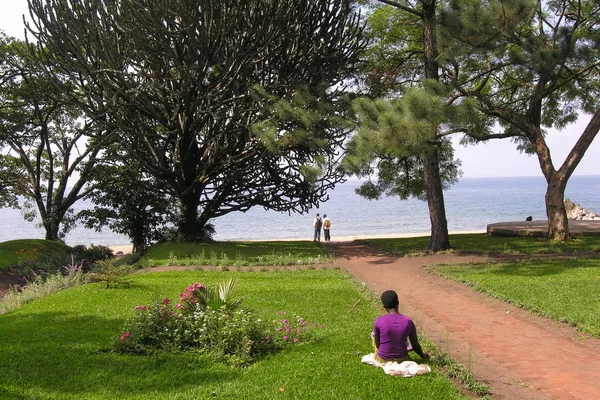 Gisenyi Rwanda December 2007 Unidentified Rwandan Woman Takes Rest Lawn — Stock Photo, Image
