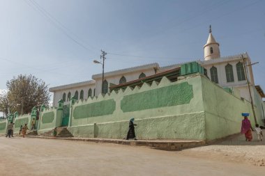 Harar, Etiyopya, 28 Mart 2012: Tanımlanamayan Etiyopya insanlar eski Camii sabah Harar, Etiyopya Müslüman ibadet sonra bırakın. Harar Etiyopya'da İslam kültür merkezidir.