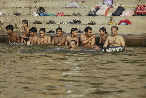 2009年4月30日 印度瓦拉纳西 在印度瓦拉纳西的印度教普亚期间 一群身份不明的印度男子在恒河中洗澡 Puja 是印度人的神圣仪式 意思是印度教的祈祷 — 图库照片