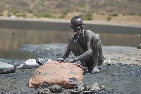 2012年3月8日 埃塞俄比亚 Sod 不明身份的 Borana 人从埃塞俄比亚的火山口湖 Sod 缝制装满黑盐的袋子 黑盐矿床为博拉纳部落所有 — 图库照片