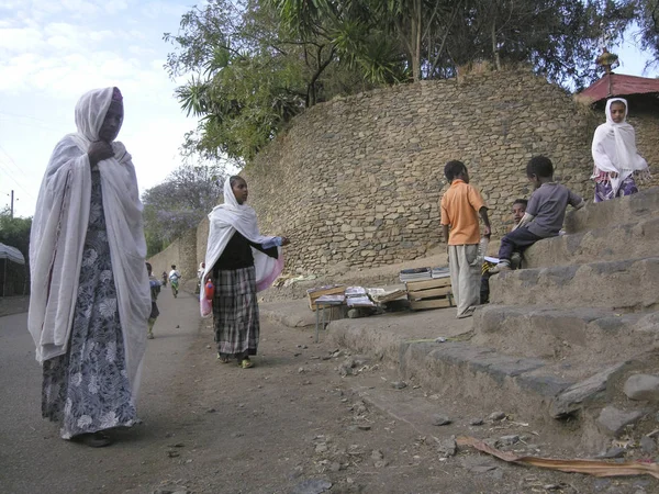 Gondar Ethiopia Março 2012 Mulheres Não Identificadas Caminham Até Igreja — Fotografia de Stock