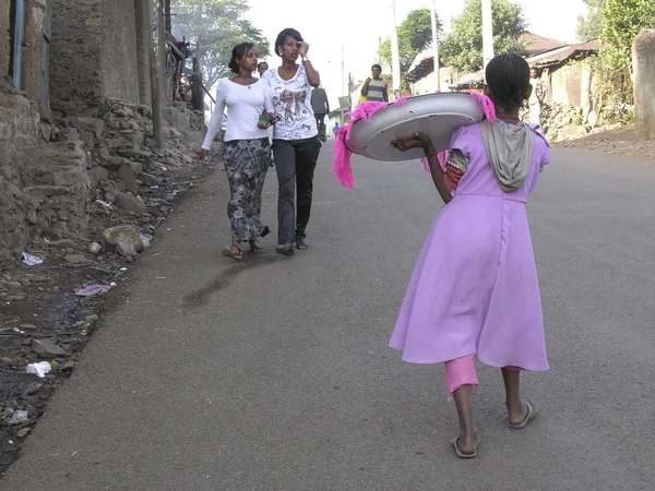 2012年3月25日 埃塞俄比亚贡德 两名身份不明的年轻妇女走向埃塞俄比亚贡德街头摊贩 埃塞俄比亚儿童往往不得不工作而不是在学校学习 — 图库照片