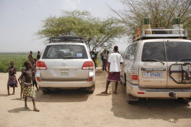 Kolcho, Etiyopya, 16 Mart 2012: Jeep turu Kolcho, Omo Vadisi, Etiyopya tanımlanamayan Karo insanlarla tanışmak. Turist gelir yerliler için önemli hale gelir, ama kendi gelenekleri yok eder.