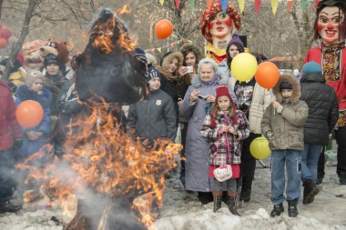 Moskova, Rusya, 13 Mart 2016: Kimliği belirsiz kişi yanan Kukla Festivali, Moskova, Rusya Maslenitsa dikkat et. Maslenitsa Rusya'da çok popüler bir festivaldir.