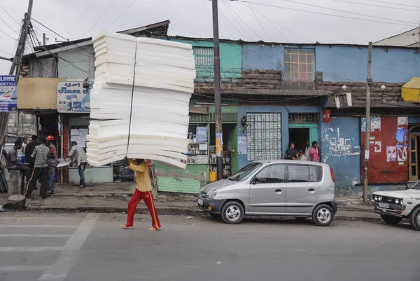 Addis Abababa Etiópia Março 2012 Portador Não Identificado Carrega Pilha — Fotografia de Stock